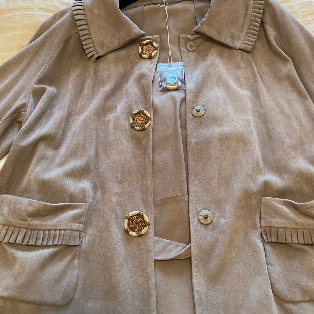 MaxMara Italian suede luxury jacket, size 12-14 - Picture 9 of 12